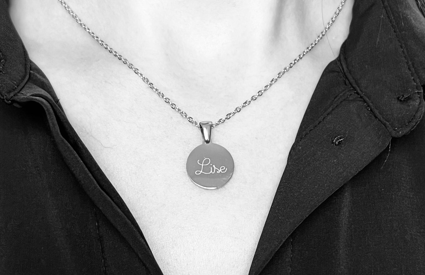 Collier pendentif rond gravé