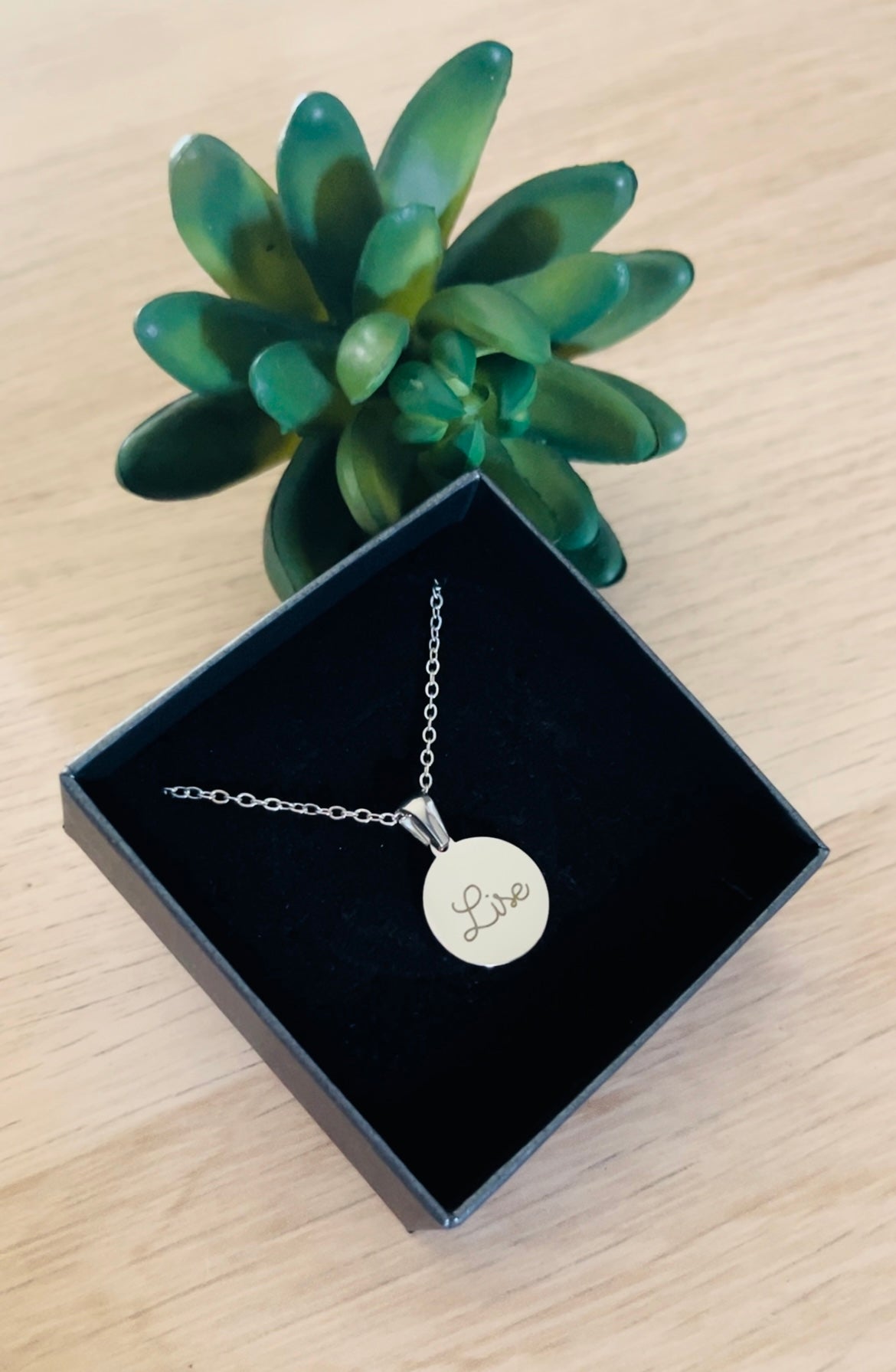 Collier pendentif rond gravé
