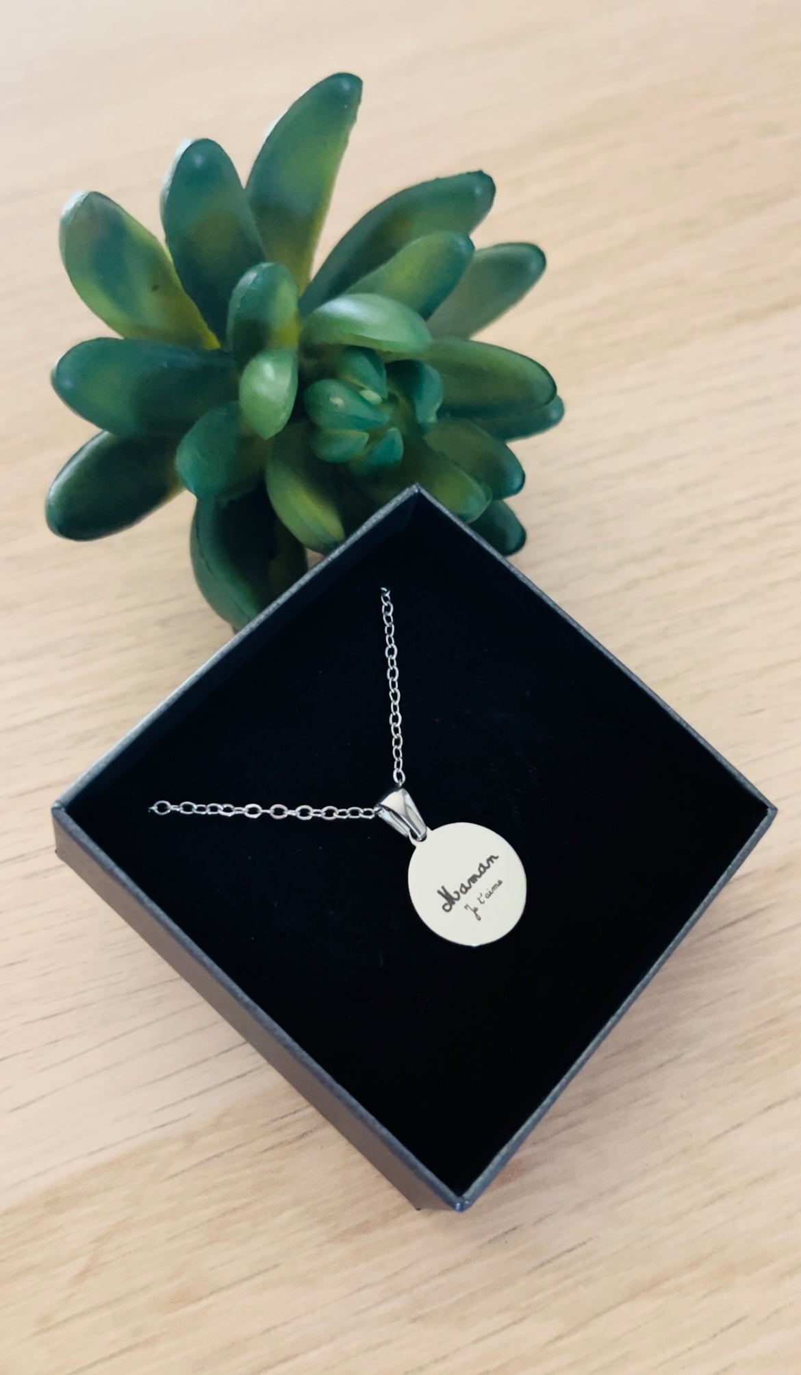 Collier pendentif rond gravé