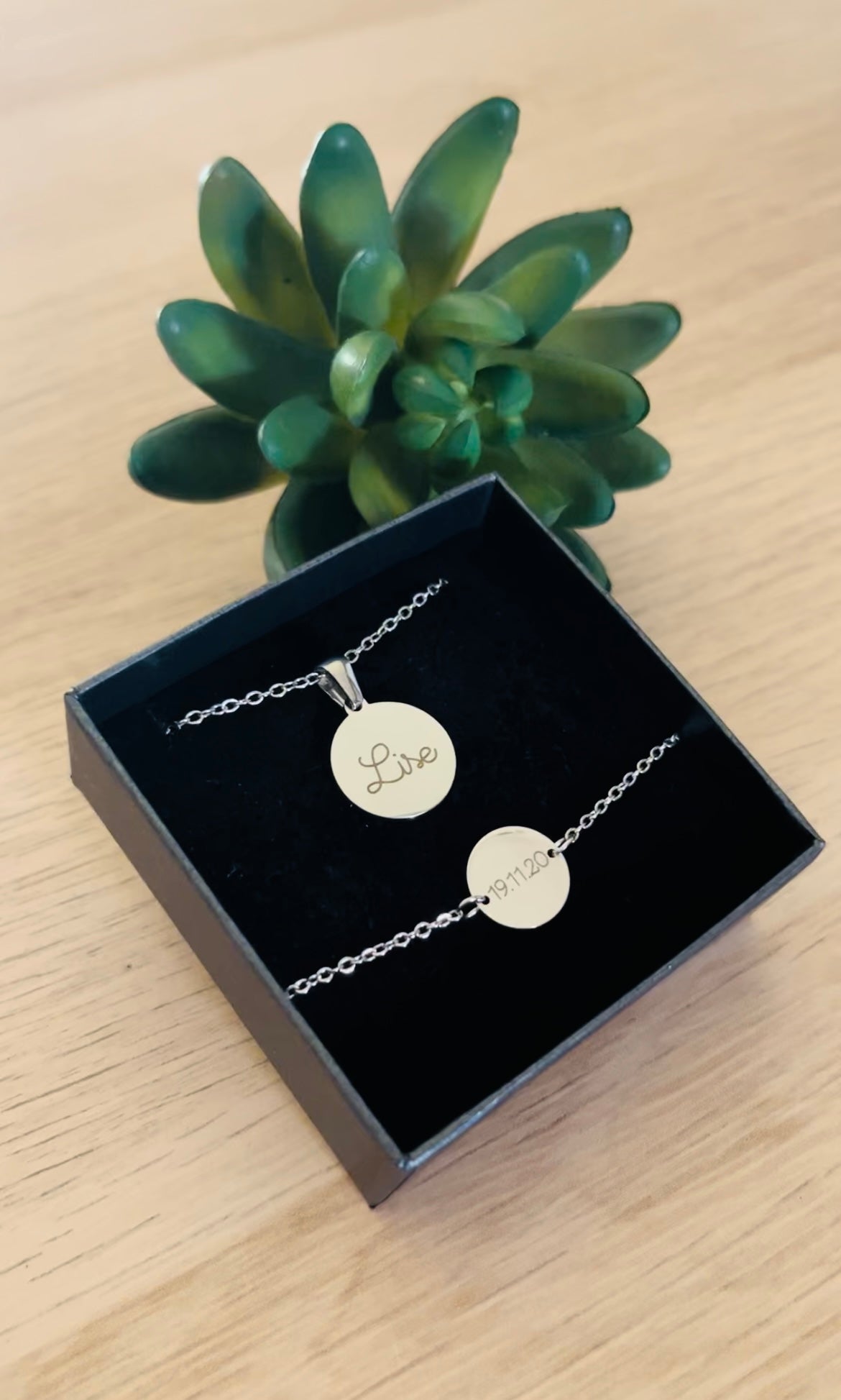 Collier pendentif rond gravé