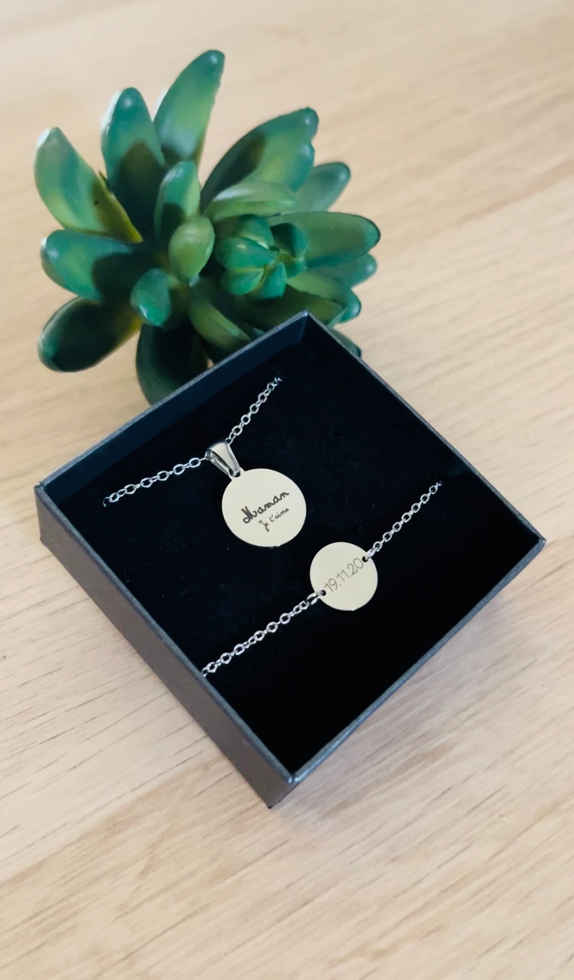 Collier pendentif rond gravé