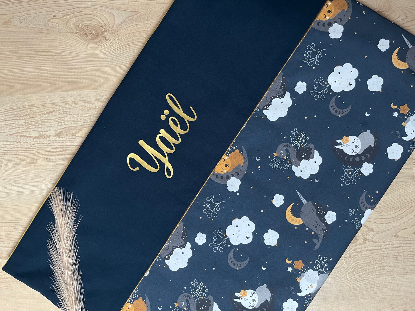 Couverture avec bande de tissu uni